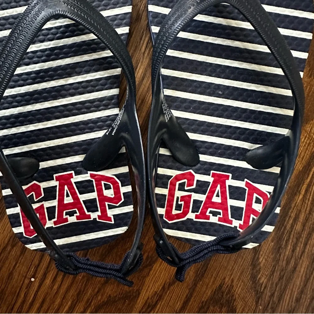 Gap navy blue striped flip flops, size 5T/6T